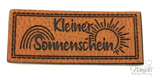 1 Stück - KuNSTLEDER LABEL - Kleiner Sonnenschein - AUFNÄHER MIT VORGEDRUCKTER NÄHNAHT - 60mm x 25mm