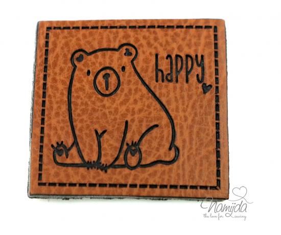 1 Stück - XL KuNSTLEDER LABEL Happy Bear  - AUFNÄHER MIT VORGEDRUCKTER NÄHNAHT - 40x40mm