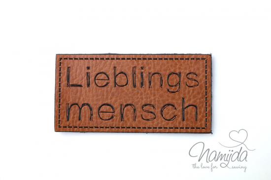 1 Stück - XL KuNSTLEDER LABEL (EIGENPRODUKTION NAMIJDA) LIEBLINGS MENSCH AUFNÄHER MIT VORGEDRUCKTER NÄHNAHT - 60mm x 30mm