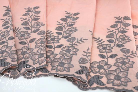 0,5 MTR. BORDÜREN STICKERREI FLOWERS - APRICOT/GRAU - 100% Baumwolle