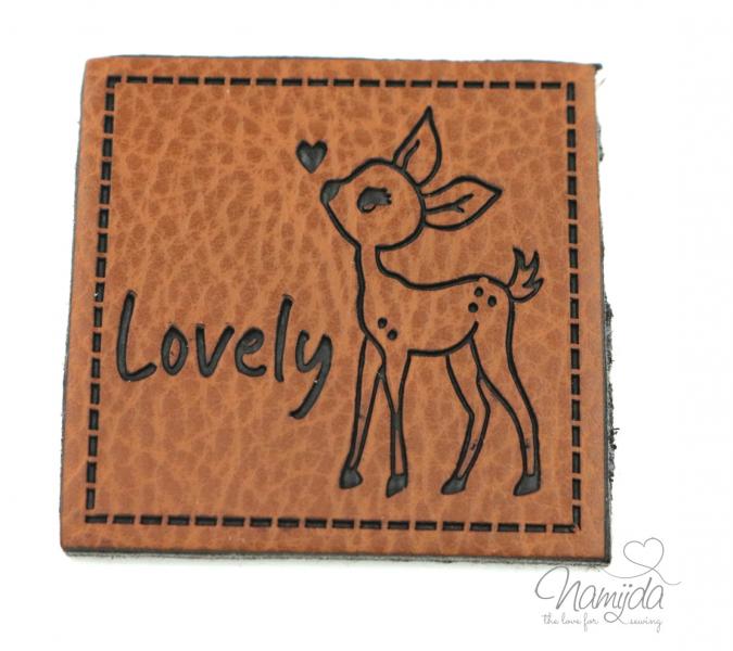 1 Stück - XL KuNSTLEDER LABEL Lovely Deer  - AUFNÄHER MIT VORGEDRUCKTER NÄHNAHT - 40x40mm