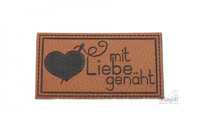 1 Stück - KuNSTLEDER LABEL - mit*Liebe*genäht - AUFNÄHER MIT VORGEDRUCKTER NÄHNAHT -   65mm x 35mm