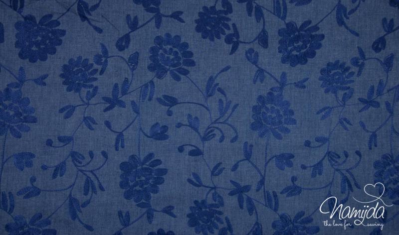 0,5 MTR. JEANS CHAMBRAY - STICKEREI BLUMENORNAMENT - BLAU