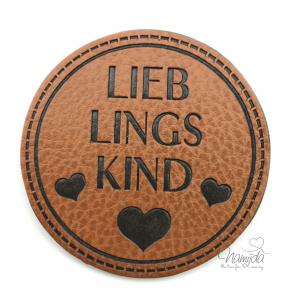 1 Stück - KuNSTLEDER LABEL - KREIS LIEB LINGS KIND  - AUFNÄHER MIT VORGEDRUCKTER NÄHNAHT - 50mm